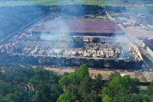 17.05.2021. Krasocin. Dogaszanie pożaru na terenie zakładu Zefir / Jarosław Kubalski / Radio Kielce