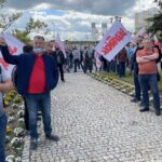 28.05.2021. Starachowice. Pikieta przed zakładami MAN / Anna Głąb / Radio Kielce