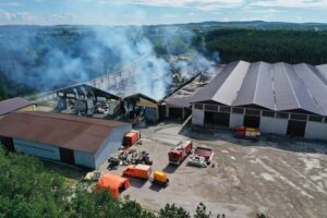 17.05.2021. Krasocin. Dogaszanie pożaru na terenie zakładu Zefir / Jarosław Kubalski / Radio Kielce