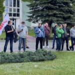 28.05.2021. Starachowice. Pikieta przed zakładami MAN / Anna Głąb / Radio Kielce