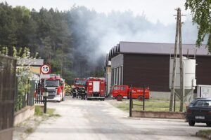 17.05.2021. Krasocin. Dogaszanie pożaru na terenie zakładu Zefir / Jarosław Kubalski / Radio Kielce