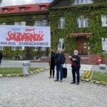 28.05.2021. Starachowice. Pikieta przed zakładami MAN. Na zdjęciu (trzeci z lewej): Jan Seweryn, szef zakładowej Solidarności / Anna Głąb / Radio Kielce