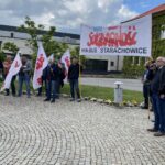 28.05.2021. Starachowice. Pikieta przed zakładami MAN. Na zdjęciu (drugi z prawej): Jan Seweryn, szef zakładowej Solidarności / Anna Głąb / Radio Kielce
