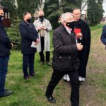 01.05.2021 Jędrzejów. Nabożeństwo majowe w klasztorze ojców cystersów. Na zdjęciu (od lewej): Mirosław Gębski - starosta kielecki, poseł Marek Kwitek, Grzegorz Piwko - dyrektor Powiatowego Urzędu Pracy w Kielcach, poseł Krzysztof Lipiec, ojciec Rafał Ścibiorowski - opat klasztoru i marszałek Andrzej Bętkowski / Paulina Michta / Radio Kielce