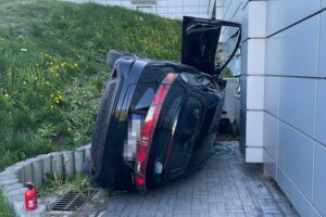 12.05.2021. Kielce. Wypadek w pobliżu punktu szczepień przeciw COVID-19 w Targach Kielce / Wiktor Taszłow / Radio Kielce