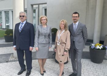 17.05.2021. Kielce. Konferencja dotycząca pomocy udzielanej szpitalom na walkę z COVID-19. Na zdjęciu (od lewej): prof. Stanisław Góźdź - dyrektor Świętokrzyskiego Centrum Onkologii, Bogumiła Niziołek - dyrektor Departamentu Ochrony Zdrowia w urzędzie marszałkowskim w Kielcach, Renata Wachowicz - dyrektor Uniwersyteckiego Centrum Klinicznego w Katowicach i Michał Chrobot - prezes Polskiego Towarzystwa Koderów Medycznych / Iwona Murawska / Radio Kielce