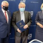 20.05.2021. Kielce. Podpisanie umów na wsparcie świętokrzyskich ośrodków rehabilitacyjnych dla osób niepełnosprawnych. Na zdjęciu (od lewej): Andrzej Bętkowski - marszałek województwa świętokrzyskiego, ks. Stanisław Słowik - dyrektor Caritas Diecezji Kieleckiej i Renata Janik - wicemarszałek województwa świętokrzyskiego / Iwona Murawska / Radio Kielce