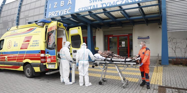 19.02.2021. Kielce. Świętokrzyski Szpital Tymczasowy. Na zdjęciu: pacjent wypisany do domu / Jarosław Kubalski / Radio Kielce