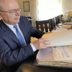 02.05.2021 Końskie. Znaleziska w Pałacu Małachowskich. Na zdjęciu burmistrz Krzysztof Obratański / Magdalena Galas-Klusek / Radio Kielce