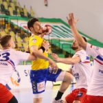 20.05.2021 Kielce. Mecz Łomża Vive Kielce – Azoty Puławy. Na zdjęciu (z piłką): Alex Dujszebajew  / Wiktor Taszłow / Radio Kielce