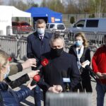 06.05.2021 Kielce. Punkt szczepień typu drive-thru przy Targach Kielce. Na zdjęciu od lewej Bogdan Wenta - prezydent Kielc, Zbigniew Koniusz - wojewoda świętokrzyski, Bożena Staniak - wiceprezes Targów Kielce i Bartosz Stemplewski - dyrektor Wojewódzkiego Szpitala Zespolonego / Jarosław Kubalski / Radio Kielce