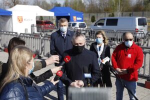 06.05.2021 Kielce. Punkt szczepień typu drive-thru przy Targach Kielce. Na zdjęciu od lewej Bogdan Wenta - prezydent Kielc, Zbigniew Koniusz - wojewoda świętokrzyski, Bożena Staniak - wiceprezes Targów Kielce i Bartosz Stemplewski - dyrektor Wojewódzkiego Szpitala Zespolonego / Jarosław Kubalski / Radio Kielce