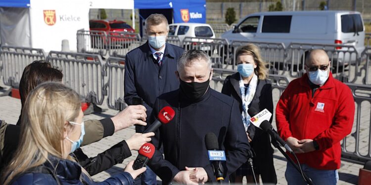 06.05.2021 Kielce. Punkt szczepień typu drive-thru przy Targach Kielce. Na zdjęciu od lewej Bogdan Wenta - prezydent Kielc, Zbigniew Koniusz - wojewoda świętokrzyski, Bożena Staniak - wiceprezes Targów Kielce i Bartosz Stemplewski - dyrektor Wojewódzkiego Szpitala Zespolonego / Jarosław Kubalski / Radio Kielce