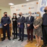 12.05.2021 Końskie. Spotkanie dotyczące dodatkowych patroli. Na zdjęciu Rafał Zieliński - komendant KPP w Końskich, Iza Szmit - Urząd Miasta i Gminy, Krzysztof Obratański - burmistrz, Krzysztof Jasiński - wiceburmistrz, Lidia Stachera - komisja do przeciwdziałania alkoholizmowi i narkomanii, Mariusz Świeca - KPP Końskie / Magdalena Galas-Klusek / Radio Kielce