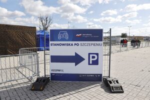 06.05.2021 Kielce. Punkt szczepień typu drive-thru przy Targach Kielce / Jarosław Kubalski / Radio Kielce