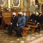 03.05.2021 Kielce. Katedra. Msza święta za Ojczyznę. Na zdjęciu (przy ścianie, od lewej): senator Krzysztof Słoń, Mirosław Gębski - starosta kielecki i Tomasz Jamka - członek zarządu województwa; (w pierwszym rzędzie, od lewej): poseł Krzysztof Lipiec i wojewoda Zbigniew Koniusz; (w drugim rzędzie, od lewej): Piotr Kisiel - kielecki radny i Jarosław Karyś - wiceprzewodniczący kieleckiej rady miasta; (w trzecim rzędzie): Szczepan Skorupski - sekretarz miasta / Jarosław Kubalski / Radio Kielce