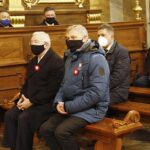 03.05.2021 Kielce. Katedra. Msza święta za Ojczyznę. Na zdjęciu (pod ścianą, od lewej):Mirosław Gębski - starosta kielecki i Tomasz Jamka - członek zarządu województwa; (w pierwszym rzędzie, od lewej): poseł Krzysztof Lipiec i wojewoda Zbigniew Koniusz; (w drugim rzędzie): Jarosław Karyś - wiceprzewodniczący kieleckiej rady miasta / Jarosław Kubalski / Radio Kielce