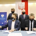 06.05.2021. Kielce. Podpisanie umów o przekazaniu pieniędzy z Rządowego Funduszu Rozwoju Dróg. Na zdjęciu: Marek Materek - prezydent Starachowic (z lewej, z przodu), Andrzej Pruś - przewodniczący Sejmiku Województwa Świętokrzyskiego (z lewej, z tyłu), Krzysztof Lipiec, lider regionalnych struktur Prawa i Sprawiedliwości (z prawej, z tyłu), Zbigniew Koniusz - wojewoda świętokrzyski (z prawej) / Jarosław Kubalski / Radio Kielce