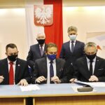 06.05.2021. Kielce. Podpisanie umów o przekazaniu pieniędzy z Rządowego Funduszu Rozwoju Dróg. Na zdjęciu (od lewej): Cezary Majcher - członek zarządu powiatu kieleckiego, Krzysztof Lipiec - lider regionalnych struktur Prawa i Sprawiedliwości, Mirosław Gębski - starosta kielecki, Krzysztof Słoń - senator PiS, Zbigniew Koniusz - wojewoda świętokrzyski / Jarosław Kubalski / Radio Kielce
