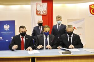 06.05.2021. Kielce. Podpisanie umów o przekazaniu pieniędzy z Rządowego Funduszu Rozwoju Dróg. Na zdjęciu (od lewej): Cezary Majcher - członek zarządu powiatu kieleckiego, Krzysztof Lipiec - lider regionalnych struktur Prawa i Sprawiedliwości, Mirosław Gębski - starosta kielecki, Krzysztof Słoń - senator PiS, Zbigniew Koniusz - wojewoda świętokrzyski / Jarosław Kubalski / Radio Kielce