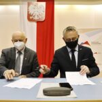 06.05.2021. Kielce. Podpisanie umów o przekazaniu pieniędzy z Rządowego Funduszu Rozwoju Dróg. Na zdjęciu: Marian Buras - burmistrz Morawicy, Zbigniew Koniusz - wojewoda świętokrzyski (z prawej) / Jarosław Kubalski / Radio Kielce