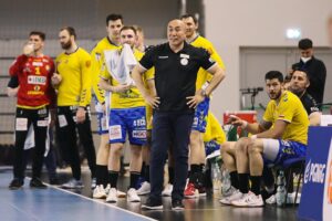 20.05.2021 Kielce. Mecz Łomża Vive Kielce – Azoty Puławy. Na zdjęciu (na pierwszym planie): Talant Dujszebajew / Wiktor Taszłow / Radio Kielce