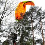 24.05.2021 Masłów. Akcja ratunkowa motolotniarza, który wylądował na drzewie / Wiktor Taszłow / Radio Kielce