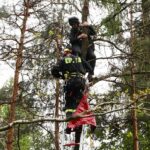 24.05.2021 Masłów. Akcja ratunkowa motolotniarza, który wylądował na drzewie / Wiktor Taszłow / Radio Kielce