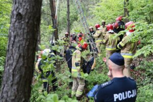 24.05.2021 Masłów. Akcja ratunkowa motolotniarza, który wylądował na drzewie / Wiktor Taszłow / Radio Kielce