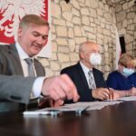 25.05.2021. Kije. Podpisanie umów na rozwój elektronicznych usług o charakterze publicznym na szczeblu lokalnym. Na zdjęciu (od lewej): Jarosław Niwiński - prezes Niver Sp. z o.o., Marian Buras - burmistrz Morawicy, Małgorzata Lisicka - skarbnik gminy Morawica / Wiktor Taszłow / Radio Kielce