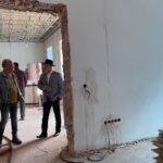 20.05.2021. Końskie. Remont wnętrz Pałacu Małachowskich. Na zdjęciu (od lewej): Krzysztof Obratański - burmistrz Końskich, Jerzy Szafrański - kierownik budowy / Magdalena Galas-Klusek / Radio Kielce