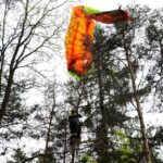 24.05.2021 Masłów. Akcja ratunkowa motolotniarza, który wylądował na drzewie / Wiktor Taszłow / Radio Kielce