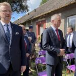 21.05.2021. Barycz. Odsłonięcie tablicy 74. Górnośląskiego Pułku Piechoty. Na zdjęciu (od lewej): Grzegorz Piec - starosta konecki, Zbigniew Koniusz - wojewoda świętokrzyski, senator Jacek Włosowicz / Magdalena Galas-Klusek / Radio Kielce