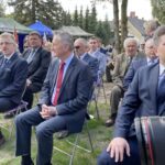 21.05.2021. Barycz. Odsłonięcie tablicy 74. Górnośląskiego Pułku Piechoty. Na zdjęciu (drugi z lewej): Grzegorz Piec - starosta konecki, Zbigniew Koniusz - wojewoda świętokrzyski, senator Jacek Włosowicz / Magdalena Galas-Klusek / Radio Kielce