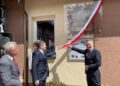 21.05.2021. Barycz. Odsłonięcie tablicy 74. Górnośląskiego Pułku Piechoty. Na zdjęciu (od lewej): Jan Słuszniak - dyrektor Ośrodka Szkolno-Wychowawczego w Baryczy, senator Jacek Włosowicz, Zbigniew Koniusz - wojewoda świętokrzyski / Magdalena Galas-Klusek / Radio Kielce
