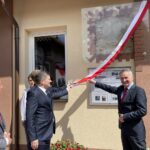 21.05.2021. Barycz. Odsłonięcie tablicy 74. Górnośląskiego Pułku Piechoty. Na zdjęciu (od lewej): Jan Słuszniak - dyrektor Ośrodka Szkolno-Wychowawczego w Baryczy, senator Jacek Włosowicz, Zbigniew Koniusz - wojewoda świętokrzyski / Magdalena Galas-Klusek / Radio Kielce