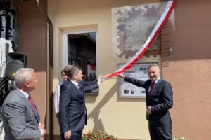 21.05.2021. Barycz. Odsłonięcie tablicy 74. Górnośląskiego Pułku Piechoty. Na zdjęciu (od lewej): Jan Słuszniak - dyrektor Ośrodka Szkolno-Wychowawczego w Baryczy, senator Jacek Włosowicz, Zbigniew Koniusz - wojewoda świętokrzyski / Magdalena Galas-Klusek / Radio Kielce