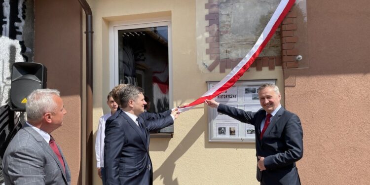 21.05.2021. Barycz. Odsłonięcie tablicy 74. Górnośląskiego Pułku Piechoty. Na zdjęciu (od lewej): Jan Słuszniak - dyrektor Ośrodka Szkolno-Wychowawczego w Baryczy, senator Jacek Włosowicz, Zbigniew Koniusz - wojewoda świętokrzyski / Magdalena Galas-Klusek / Radio Kielce