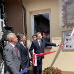 21.05.2021. Barycz. Odsłonięcie tablicy 74. Górnośląskiego Pułku Piechoty. Na zdjęciu (od lewej): Jan Słuszniak - dyrektor Ośrodka Szkolno-Wychowawczego w Baryczy, senator Jacek Włosowicz, Grzegorz Piec - starosta konecki / Magdalena Galas-Klusek / Radio Kielce