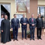 21.05.2021. Barycz. Odsłonięcie tablicy 74. Górnośląskiego Pułku Piechoty. Na zdjęciu (od lewej): Jan Słuszniak - dyrektor Ośrodka Szkolno-Wychowawczego w Baryczy, ks. Andrzej Zapart - proboszcz par. św. Mikołaja w Końskich, senator Jacek Włosowicz, Grzegorz Piec - starosta konecki, Zbigniew Koniusz - wojewoda świętokrzyski i Marian Barabasz - regionalista; strażnik pamięci 74. Górnośląskiego Pułku Piechoty / Magdalena Galas-Klusek / Radio Kielce