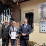 21.05.2021. Barycz. Odsłonięcie tablicy 74. Górnośląskiego Pułku Piechoty. Na zdjęciu: pułkownik Sławomir Filipowski, Marian Barabasz - regionalista; strażnik pamięci 74. Górnośląskiego Pułku Piechoty, Jan Słuszniak - dyrektor Ośrodka Szkolno-Wychowawczego w Baryczy, Grzegorz Piec - starosta konecki, / Magdalena Galas-Klusek / Radio Kielce