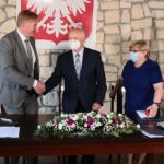 25.05.2021. Kije. Podpisanie umów na rozwój elektronicznych usług o charakterze publicznym na szczeblu lokalnym. Na zdjęciu (od lewej): Jarosław Niwiński - prezes Niver Sp. z o.o., Marian Buras - burmistrz Morawicy, Małgorzata Lisicka - skarbnik gminy Morawica / Wiktor Taszłow / Radio Kielce