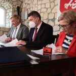 25.05.2021. Kije. Podpisanie umów na rozwój elektronicznych usług o charakterze publicznym na szczeblu lokalnym. Na zdjęciu (od lewej): Jarosław Niwiński - prezes Niver Sp. z o.o., Tomasz Chaja - wójt gminy Sobków, Barbara Słoma - skarbnik gminy Sobków / Wiktor Taszłow / Radio Kielce