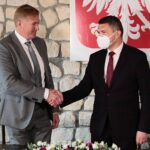 25.05.2021. Kije. Podpisanie umów na rozwój elektronicznych usług o charakterze publicznym na szczeblu lokalnym. Na zdjęciu (od lewej): Jarosław Niwiński - prezes Niver Sp. z o.o., Tomasz Chaja - wójt gminy Sobków / Wiktor Taszłow / Radio Kielce