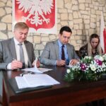 25.05.2021. Kije. Podpisanie umów na rozwój elektronicznych usług o charakterze publicznym na szczeblu lokalnym. Na zdjęciu (od lewej): Jarosław Niwiński - prezes Niver Sp. z o.o., Tomasz Socha - wójt gminy Kije, Agnieszka Rusak - skarbnik gminy Kije / Wiktor Taszłow / Radio Kielce