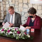 25.05.2021. Kije. Podpisanie umów na rozwój elektronicznych usług o charakterze publicznym na szczeblu lokalnym Na zdjęciu (od lewej): Jarosław Niwiński - prezes Niver Sp. z o.o., Hanna Kuta - dyrektor Samorządowego Centrum Kultury w Morawicy / Wiktor Taszłow / Radio Kielce