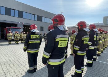 04.05.2021 Kielce. Obchody Dnia Strażaka. Oficjalna zmiana służby przed Jednostką Ratowniczo-Gaśniczą nr 1 / Monika Miller / Radio Kielce