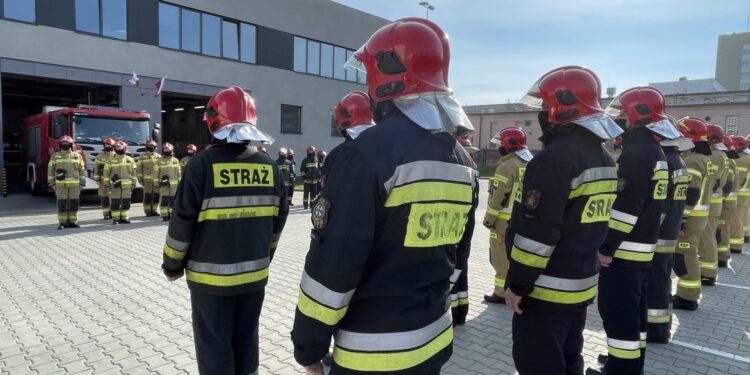 04.05.2021 Kielce. Obchody Dnia Strażaka. Oficjalna zmiana służby przed Jednostką Ratowniczo-Gaśniczą nr 1 / Monika Miller / Radio Kielce