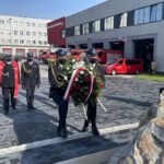 04.05.2021 Kielce. Obchody Dnia Strażaka. Oficjalna zmiana służby przed Jednostką Ratowniczo-Gaśniczą nr 1 / Monika Miller / Radio Kielce