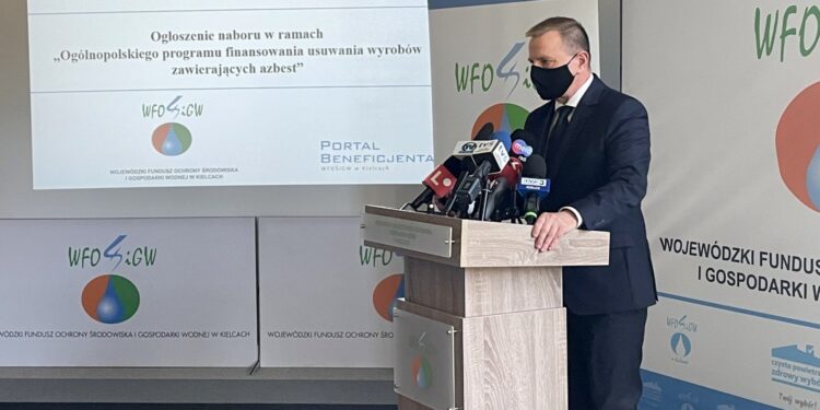 10.05.2021. Kielce. WFOŚiGW. Konferencja dotycząca naboru wniosków do programu usuwania azbestu. Na zdjęciu: Ryszard Gliwiński - prezes WFOŚiGW / Monika Miller / Radio Kielce